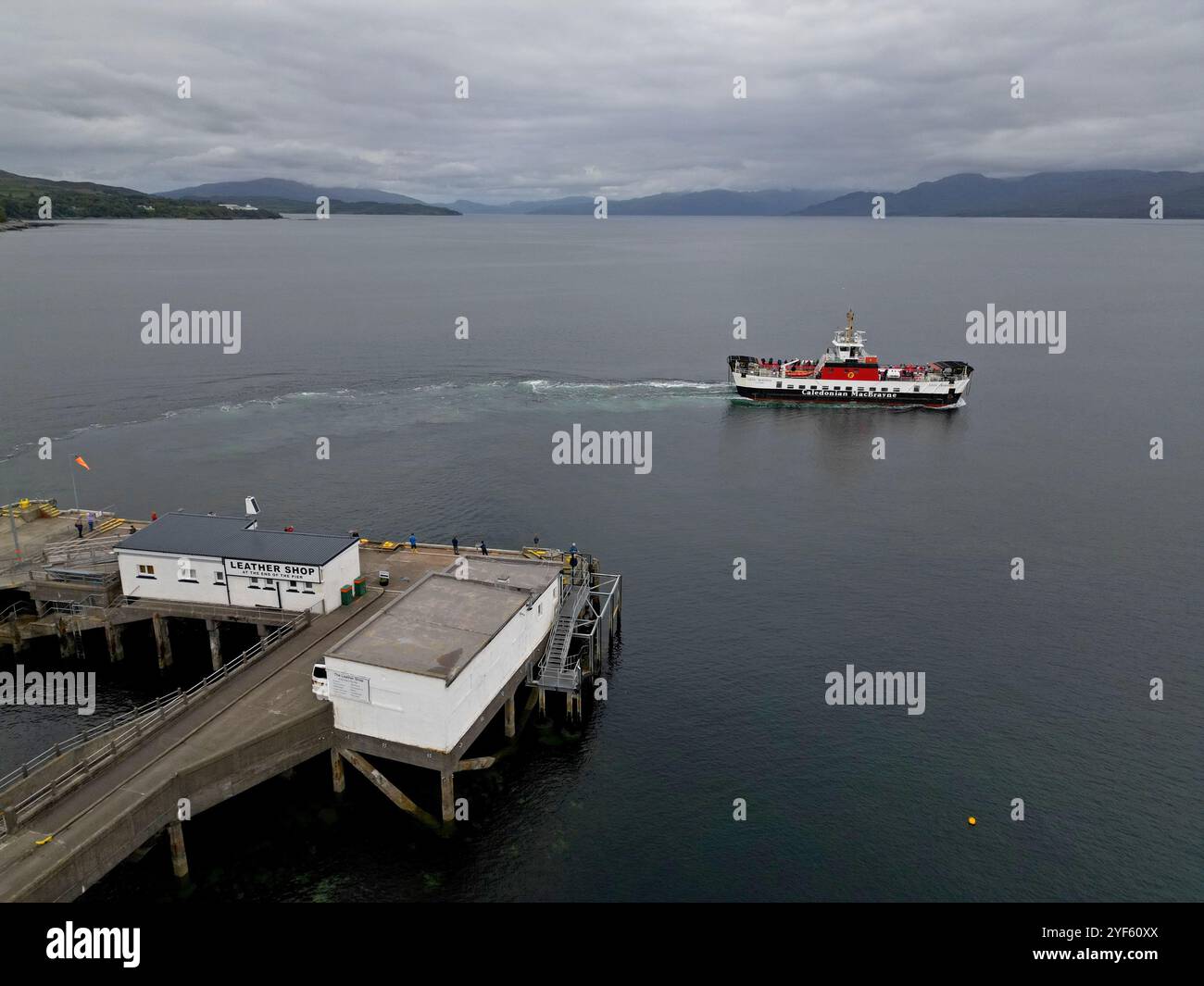 Traghetto di CAL Mac Loch Bhrusda con partenza dal porto di Armadale, Isola di Skye, Scozia, luglio 2024 Foto Stock