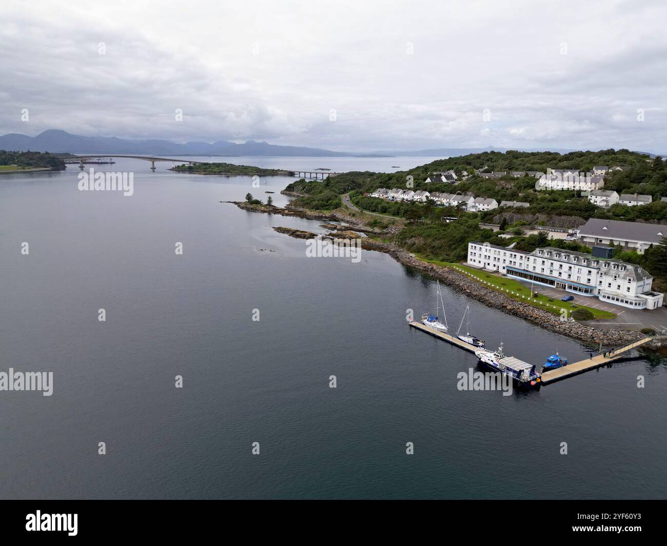 Vista aerea del molo e hotel Lochalsh, Kyle of Lochalsh, Highlands, Scozia, giugno 2024 Foto Stock