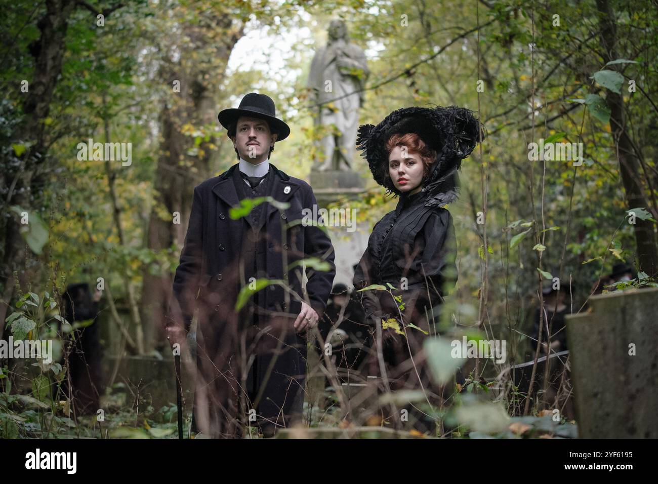 Londra, Regno Unito. 3 novembre 2024. Incontro di Halloween della Society of Salome al cimitero di Abney Park. Devoti impeccabilmente vestiti della moda e della cultura del periodo vittoriano, edoardiano e Art Deco si riuniscono al cimitero arboreto classificato di grado II per un pomeriggio flaneur. Crediti: Guy Corbishley/Alamy Live News Foto Stock
