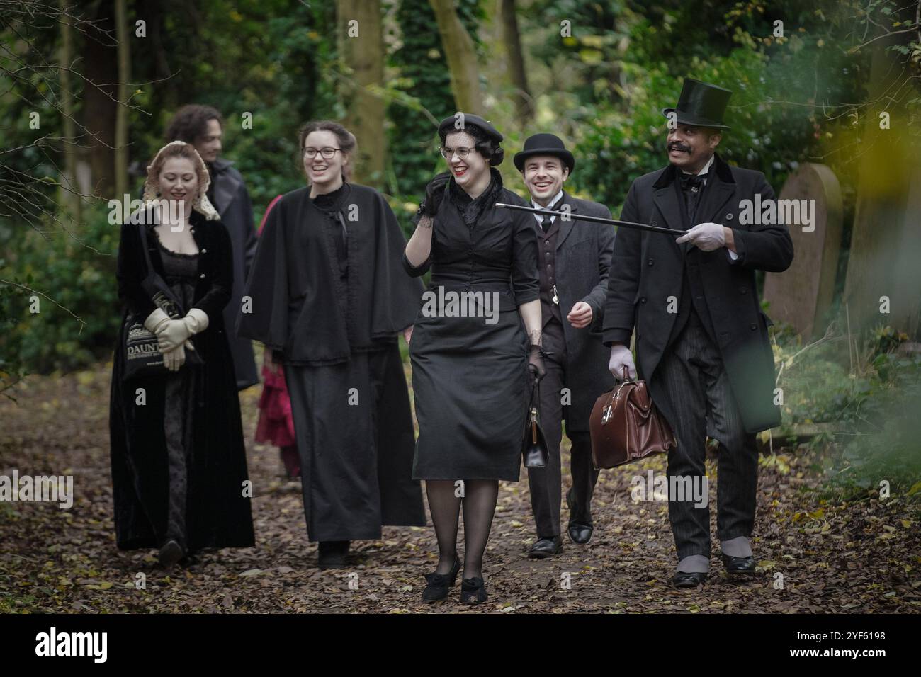 Londra, Regno Unito. 3 novembre 2024. Incontro di Halloween della Society of Salome al cimitero di Abney Park. Devoti impeccabilmente vestiti della moda e della cultura del periodo vittoriano, edoardiano e Art Deco si riuniscono al cimitero arboreto classificato di grado II per un pomeriggio flaneur. Crediti: Guy Corbishley/Alamy Live News Foto Stock