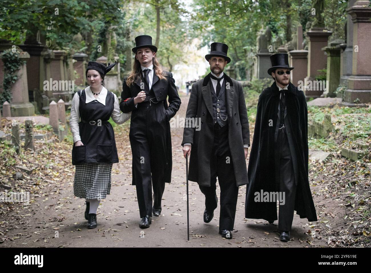 Londra, Regno Unito. 3 novembre 2024. Incontro di Halloween della Society of Salome al cimitero di Abney Park. Devoti impeccabilmente vestiti della moda e della cultura del periodo vittoriano, edoardiano e Art Deco si riuniscono al cimitero arboreto classificato di grado II per un pomeriggio flaneur. Crediti: Guy Corbishley/Alamy Live News Foto Stock