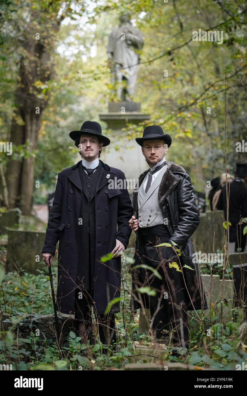 Londra, Regno Unito. 3 novembre 2024. Incontro di Halloween della Society of Salome al cimitero di Abney Park. Devoti impeccabilmente vestiti della moda e della cultura del periodo vittoriano, edoardiano e Art Deco si riuniscono al cimitero arboreto classificato di grado II per un pomeriggio flaneur. Crediti: Guy Corbishley/Alamy Live News Foto Stock