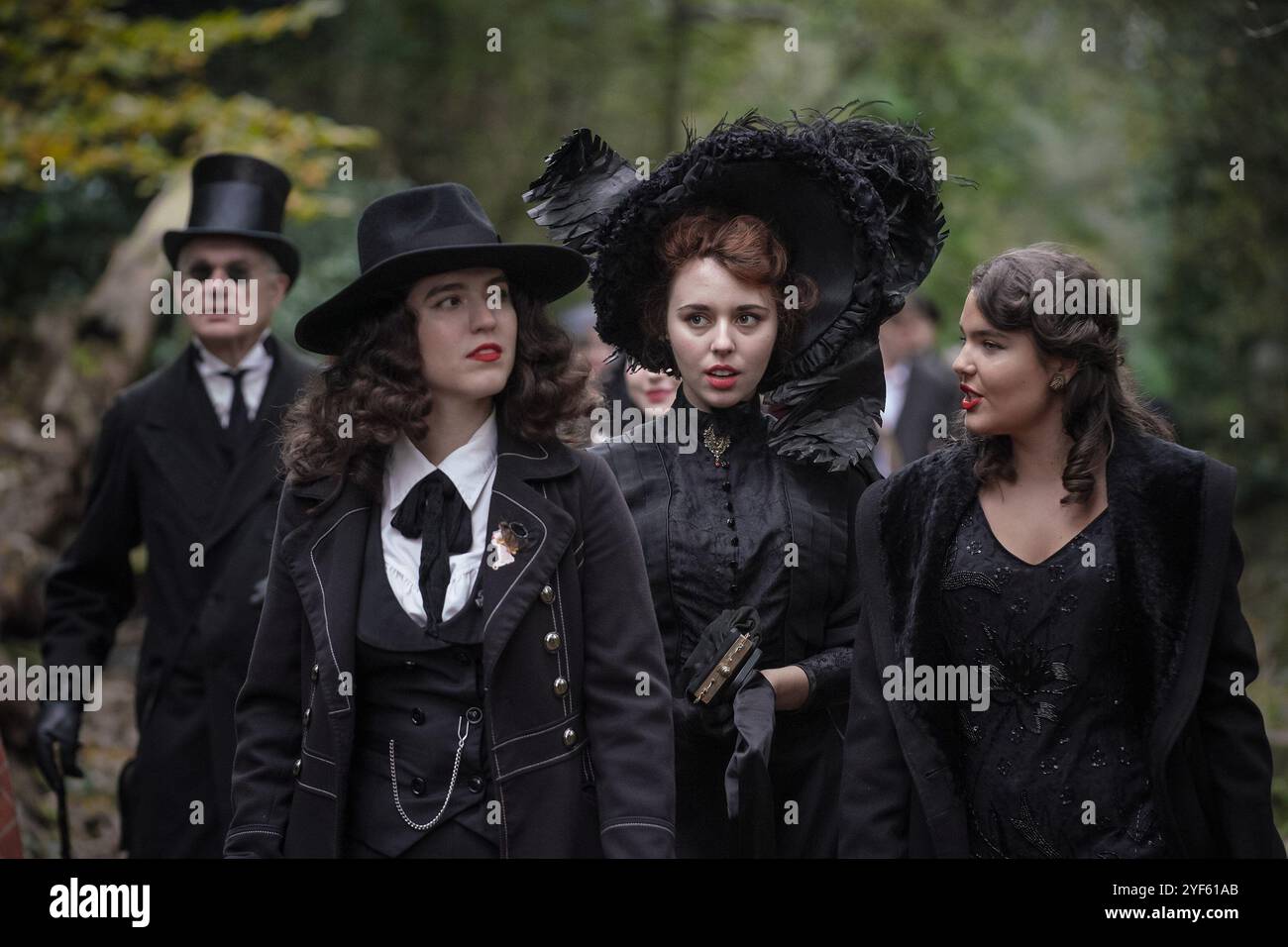 Londra, Regno Unito. 3 novembre 2024. Incontro di Halloween della Society of Salome al cimitero di Abney Park. Devoti impeccabilmente vestiti della moda e della cultura del periodo vittoriano, edoardiano e Art Deco si riuniscono al cimitero arboreto classificato di grado II per un pomeriggio flaneur. Crediti: Guy Corbishley/Alamy Live News Foto Stock
