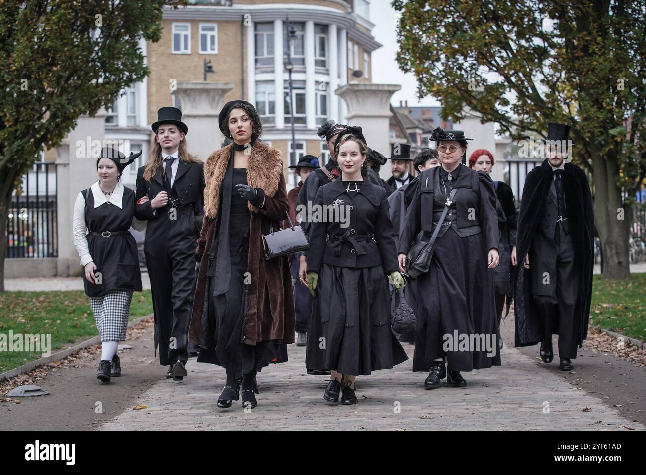 Londra, Regno Unito. 3 novembre 2024. Incontro di Halloween della Society of Salome al cimitero di Abney Park. Devoti impeccabilmente vestiti della moda e della cultura del periodo vittoriano, edoardiano e Art Deco si riuniscono al cimitero arboreto classificato di grado II per un pomeriggio flaneur. Crediti: Guy Corbishley/Alamy Live News Foto Stock