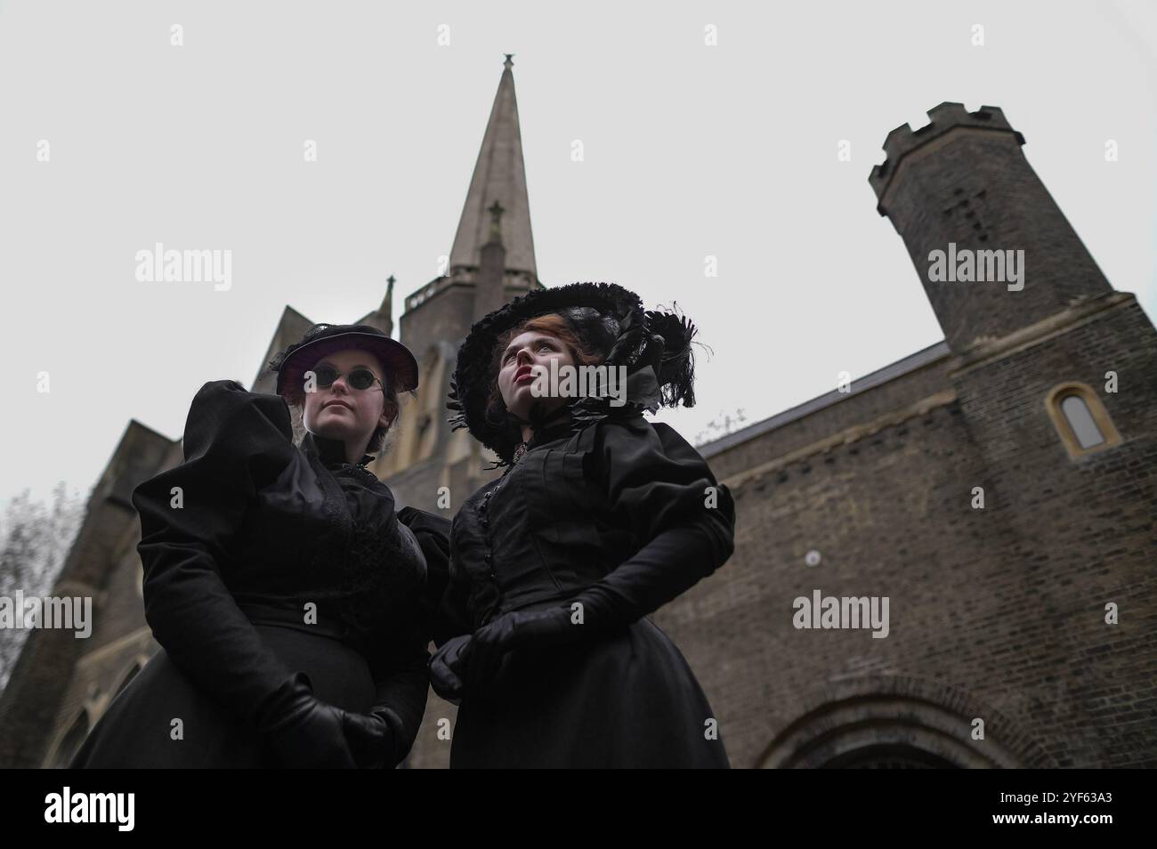 Londra, Regno Unito. 3 novembre 2024. Incontro di Halloween della Society of Salome al cimitero di Abney Park. Devoti impeccabilmente vestiti della moda e della cultura del periodo vittoriano, edoardiano e Art Deco si riuniscono al cimitero arboreto classificato di grado II per un pomeriggio flaneur. Crediti: Guy Corbishley/Alamy Live News Foto Stock