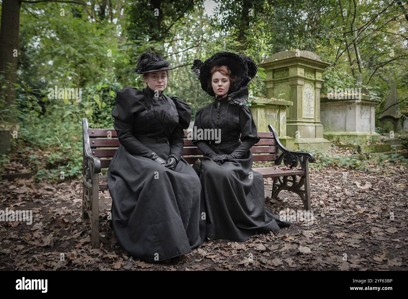 Londra, Regno Unito. 3 novembre 2024. Incontro di Halloween della Society of Salome al cimitero di Abney Park. Devoti impeccabilmente vestiti della moda e della cultura del periodo vittoriano, edoardiano e Art Deco si riuniscono al cimitero arboreto classificato di grado II per un pomeriggio flaneur. Crediti: Guy Corbishley/Alamy Live News Foto Stock