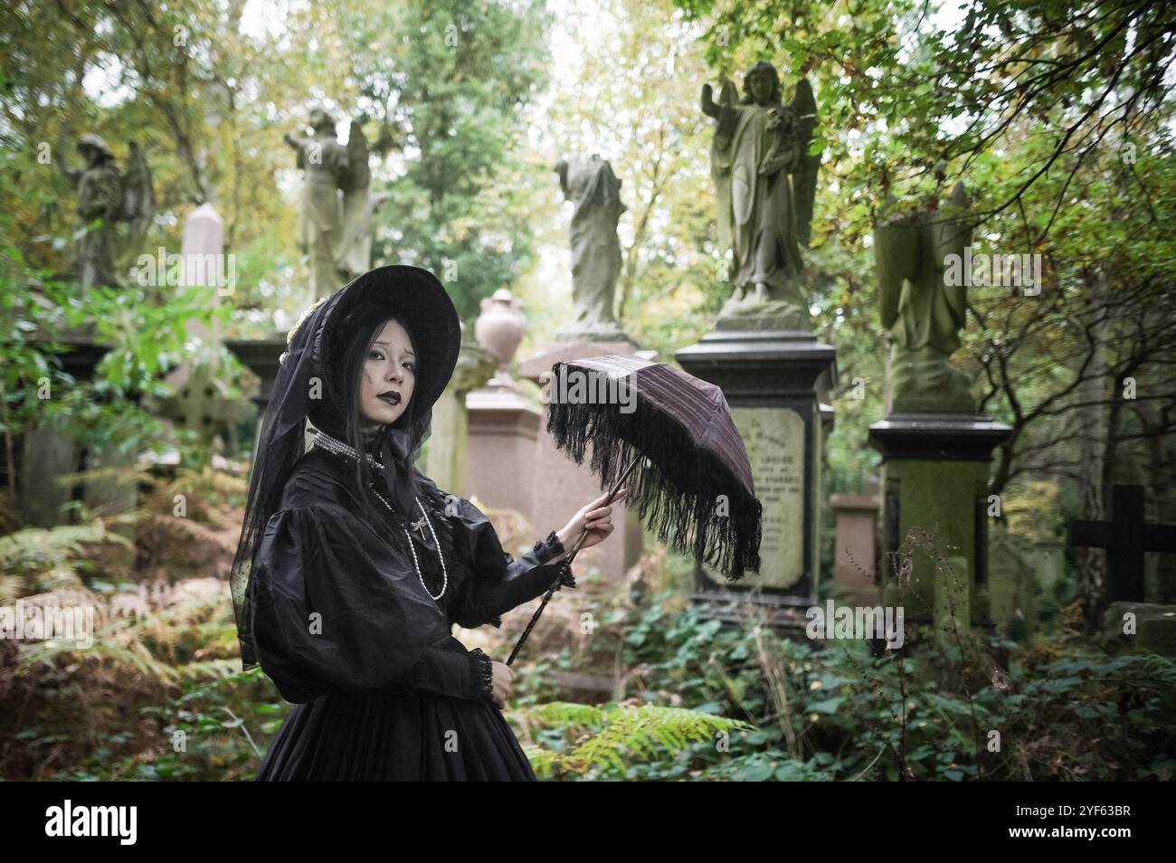 Londra, Regno Unito. 3 novembre 2024. Incontro di Halloween della Society of Salome al cimitero di Abney Park. Devoti impeccabilmente vestiti della moda e della cultura del periodo vittoriano, edoardiano e Art Deco si riuniscono al cimitero arboreto classificato di grado II per un pomeriggio flaneur. Crediti: Guy Corbishley/Alamy Live News Foto Stock