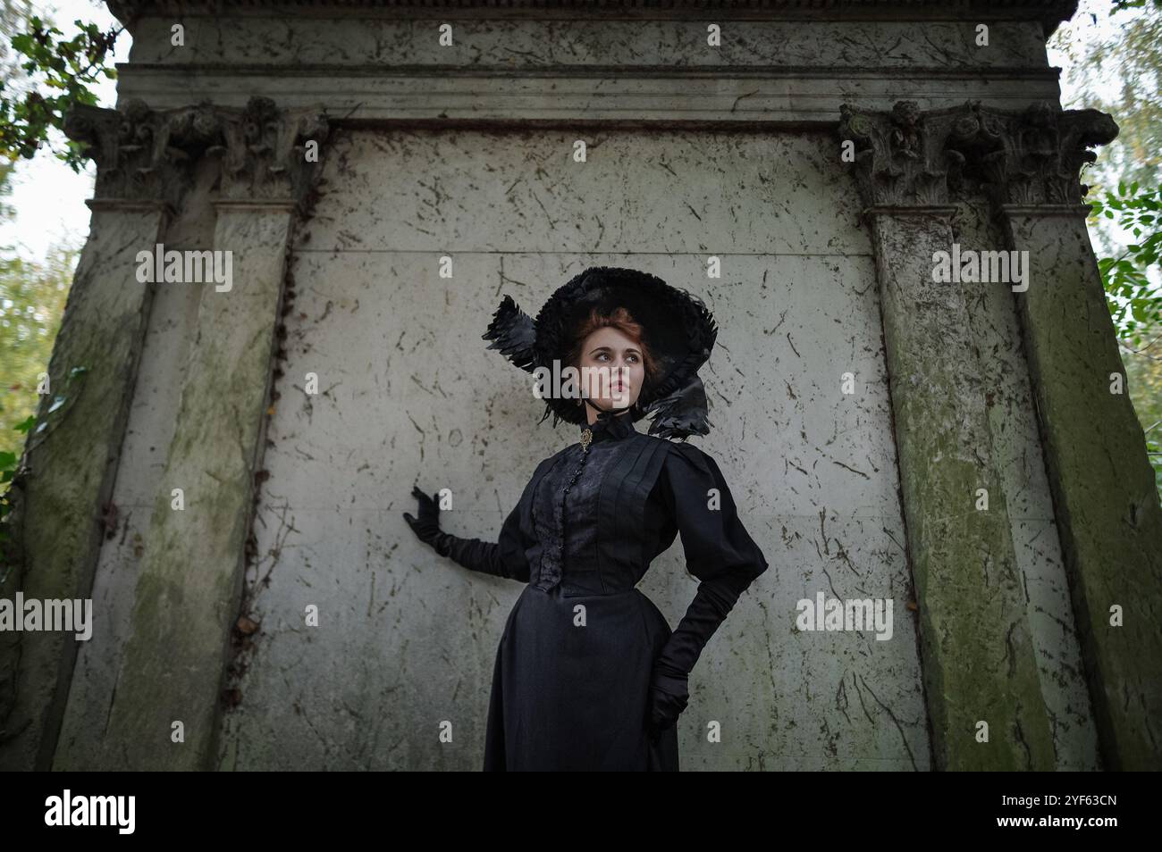 Londra, Regno Unito. 3 novembre 2024. Incontro di Halloween della Society of Salome al cimitero di Abney Park. Devoti impeccabilmente vestiti della moda e della cultura del periodo vittoriano, edoardiano e Art Deco si riuniscono al cimitero arboreto classificato di grado II per un pomeriggio flaneur. Crediti: Guy Corbishley/Alamy Live News Foto Stock