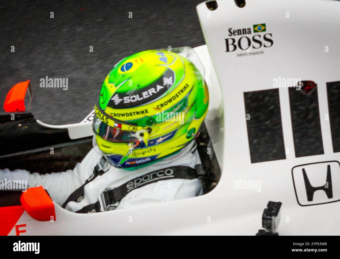 Treino classificat??rio GP F1 Lenovo SP? ÉO PAULO, SP - 03.11.2024: TREINO CLASSIFICAT?ìRIO GP F1 LENOVO SP - si svolge questa domenica 03 sul circuito di Interlagos, nel sud della capitale di S?£o Paulo, dopo essere stato rimandato a causa della forte pioggia che è caduta questo sabato 02, l'allenamento di qualificazione per il Gran Premio Lenovo di Formula 1 di S?£o Paulo 2024. Nella foto, in omaggio all'ex pilota brasiliano Ayrton Senna. Il pilota, Lewis Hamilton 44, MERCEDES, guida la McLaren MP4/5, del due volte Campionato del mondo, WM, Weltmeisterschaft foto: Aloisio Mauricio/Fotoarena x264516 Foto Stock