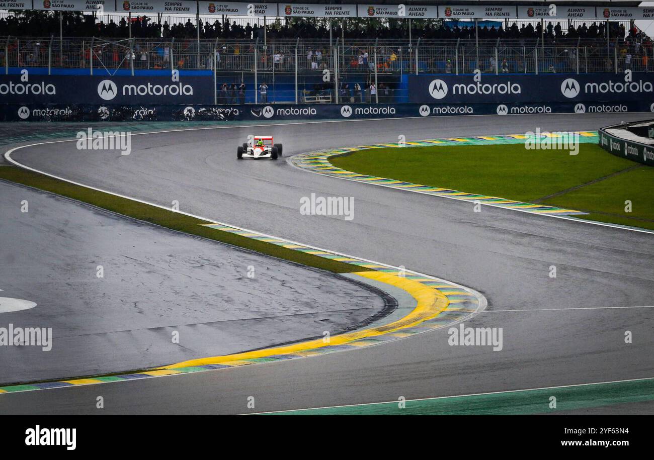 Treino classificat??rio GP F1 Lenovo SP? ÉO PAULO, SP - 03.11.2024: TREINO CLASSIFICAT?ìRIO GP F1 LENOVO SP - si svolge questa domenica 03 sul circuito di Interlagos, nel sud della capitale di S?£o Paulo, dopo essere stato rimandato a causa della forte pioggia che è caduta questo sabato 02, l'allenamento di qualificazione per il Gran Premio Lenovo di Formula 1 di S?£o Paulo 2024. Nella foto, in omaggio all'ex pilota brasiliano Ayrton Senna. Il pilota, Lewis Hamilton 44, MERCEDES, guida la McLaren MP4/5, del due volte Campionato del mondo, WM, Weltmeisterschaft foto: Aloisio Mauricio/Fotoarena x264516 Foto Stock