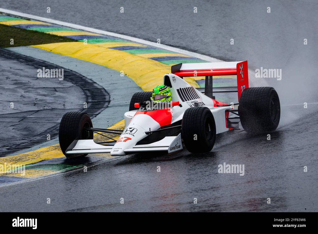 Formel 1, GP Brasilien a San Paolo, Lewis Hamilton f?§hrt historisches Rennauto von Ayrton Senna Lewis Hamilton alla guida della McLaren MP4/5B di Ayrton Senna durante la Formula 1 grande Premio de Sao Paulo 2024, 21° round del Campionato del mondo di Formula 1 2024, WM, Weltmeisterschaft dal 1 al 3 novembre 2024 sul circuito Interlagos, a San PAOLO, 2024 BRASILE 241103 Foto Stock