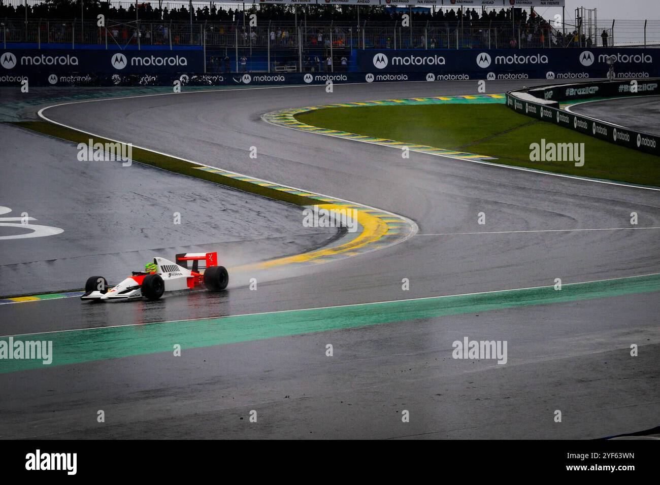 Treino classificat??rio GP F1 Lenovo SP? ÉO PAULO, SP - 03.11.2024: TREINO CLASSIFICAT?ìRIO GP F1 LENOVO SP - si svolge questa domenica 03 sul circuito di Interlagos, nel sud della capitale di S?£o Paulo, dopo essere stato rimandato a causa della forte pioggia che è caduta questo sabato 02, l'allenamento di qualificazione per il Gran Premio Lenovo di Formula 1 di S?£o Paulo 2024. Nella foto, in omaggio all'ex pilota brasiliano Ayrton Senna. Il pilota, Lewis Hamilton 44, MERCEDES, guida la McLaren MP4/5, del due volte Campionato del mondo, WM, Weltmeisterschaft foto: Aloisio Mauricio/Fotoarena x264516 Foto Stock
