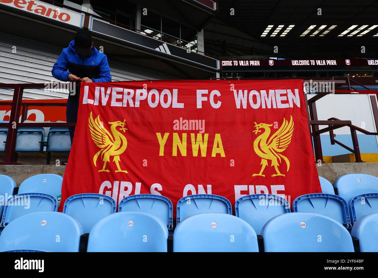 Birmingham, Regno Unito. 3 novembre 2024. Una fan del Liverpool mette su una bandiera con la scritta "Liverpool FC Women YNWA Girls on Fire" prima della partita di fa Women's Super League a Villa Park, Birmingham. Il credito per immagini dovrebbe essere: Annabel Lee-Ellis/Sportimage Credit: Sportimage Ltd/Alamy Live News Foto Stock