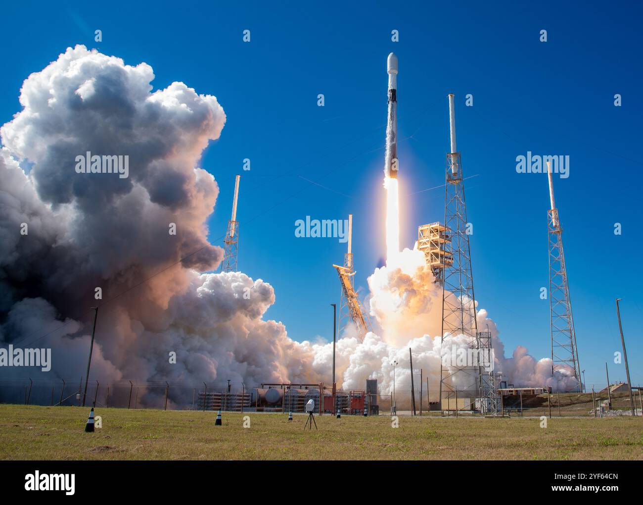 Falcon 9 si solleva dalla piattaforma di lancio allo Space Launch Complex 40 Foto Stock