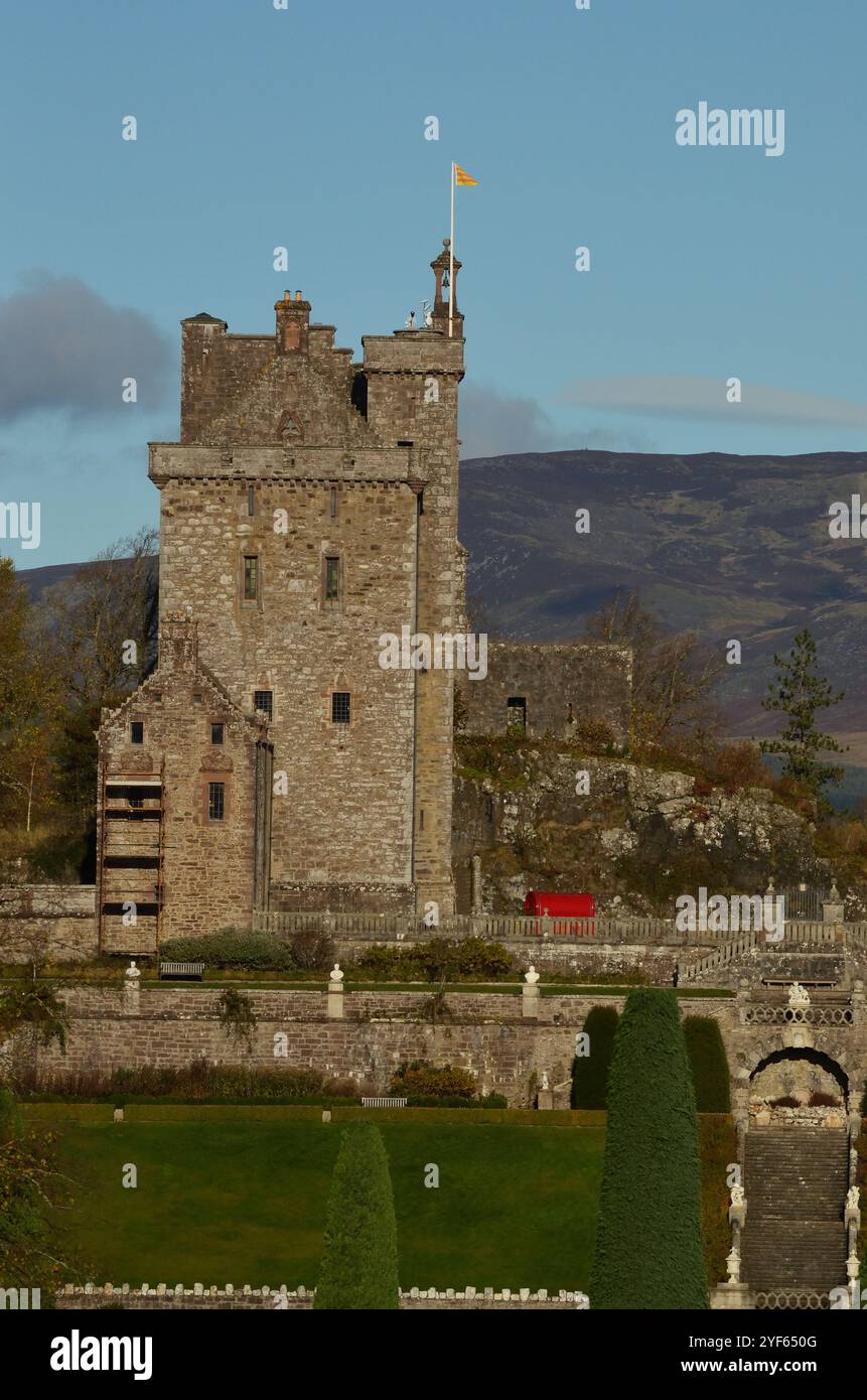 Il castello di Drummond, vicino a Crieff, Scozia, Regno Unito Foto Stock