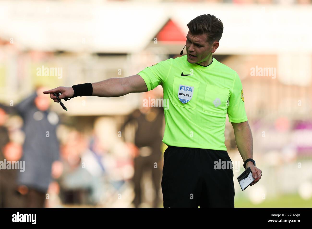 Rotterdam, Paesi Bassi. 3 novembre 2024. ROTTERDAM, PAESI BASSI - 3 NOVEMBRE: Gesti dell'arbitro Joey Kooij durante l'incontro olandese Eredivisie tra Sparta Rotterdam e FC Utrecht allo Sparta-stadion Het Kasteel il 3 novembre 2024 a Rotterdam, Paesi Bassi. (Foto di Hans van der Valk/Orange Pictures) credito: Orange Pics BV/Alamy Live News Foto Stock