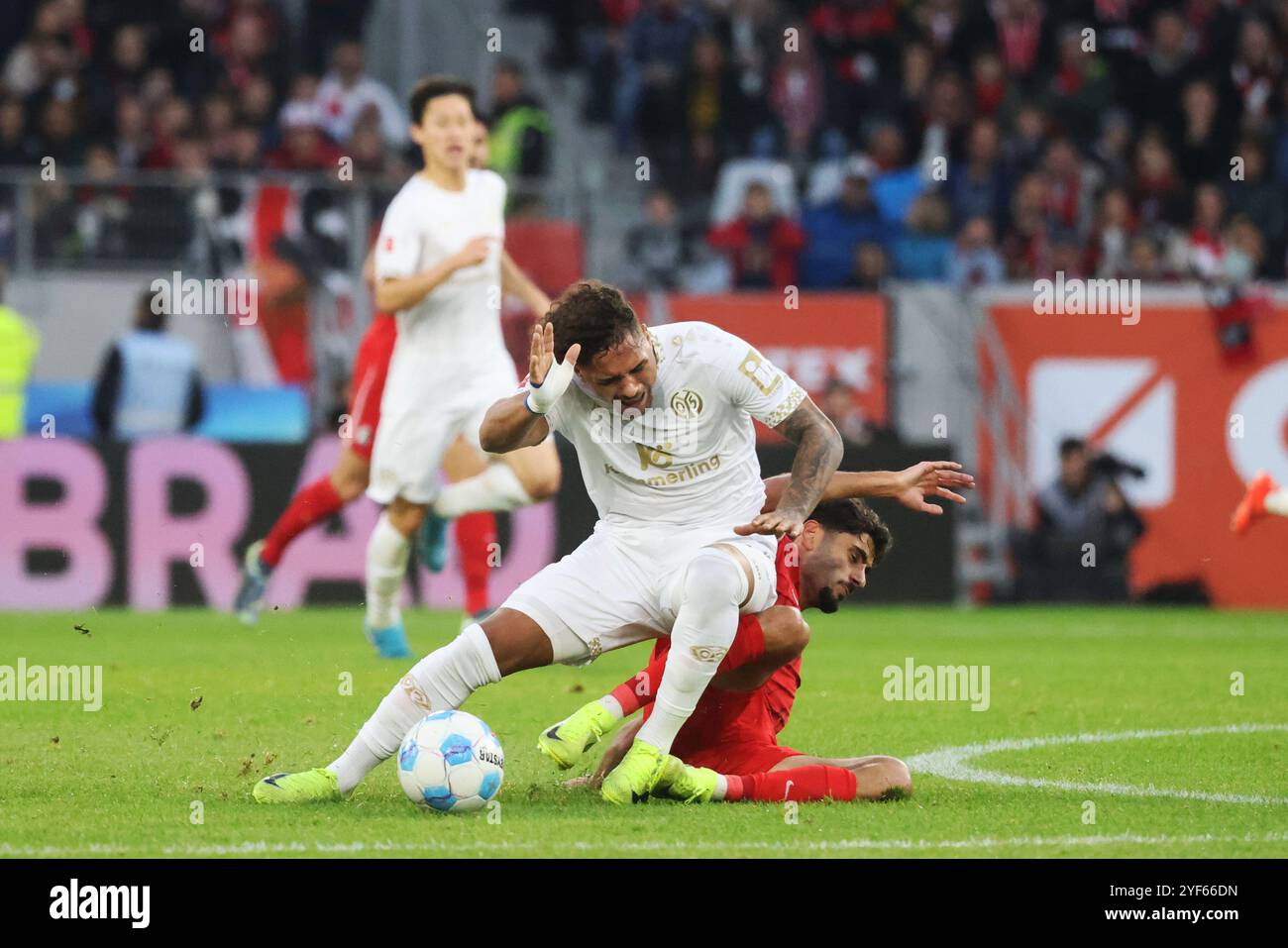 Friburgo Im Breisgau, Germania. 3 novembre 2024. Calcio: Bundesliga, SC Freiburg - FSV Mainz 05, Matchday 9, Europa-Park Stadium: Mainz' Armindo Sieb (l) e Freiburg's Eren Sami Dinkci scendere in duello sul pallone crediti: Philipp von Ditfurth/dpa - NOTA IMPORTANTE: in conformità con i regolamenti della DFL German Football League e della DFB German Football Association, è vietato utilizzare o far utilizzare fotografie scattate nello stadio e/o della partita sotto forma di immagini sequenziali e/o serie di foto video./dpa/Alamy Live News Foto Stock