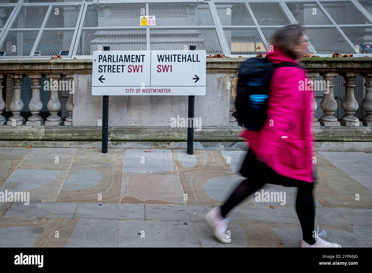 Whitehall London - Parliament Street e Whitehall Street, insegna a Westminster Central London Foto Stock