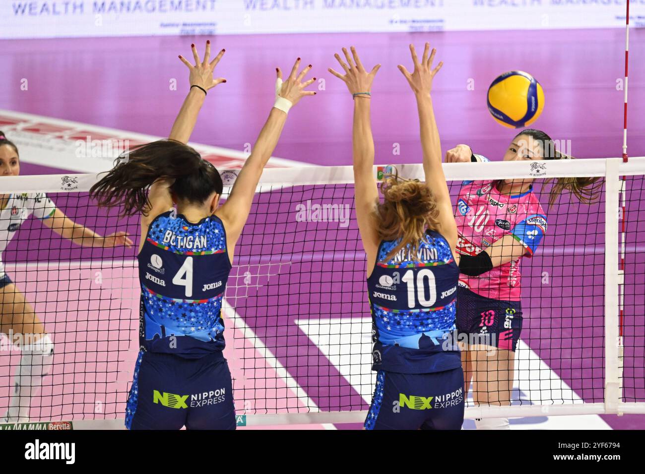 Mayu Ishikawa (Igor Novara) ha battuto Bisonte block durante il Bisonte Firenze vs Igor Gorgonzola Novara, pallavolo italiano di serie A1 femminile a Firenze, Italia, 3 novembre 2024 Foto Stock