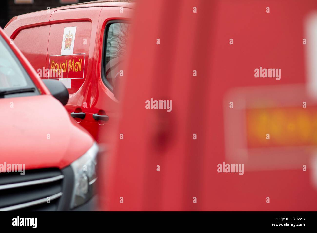 I furgoni rossi della Royal mail sono parcheggiati nel parcheggio dell'Halifax Sorting Office, West Yorkshire, Regno Unito. La Royal mail Group Limited, commercializzata come Royal mail, è una società di servizi postali e corrieri britannica. È di proprietà di International Distribution Services. Gestisce i marchi Royal mail (lettere e pacchi) e Parcelforce Worldwide (pacchi). Crediti: Immagini di mulini a vento/Alamy Live News Foto Stock