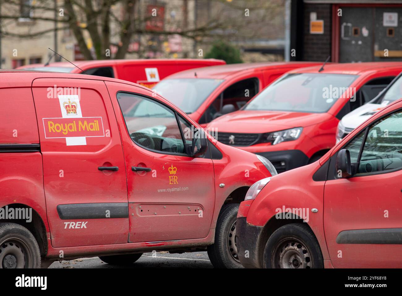 I furgoni rossi della Royal mail sono parcheggiati nel parcheggio dell'Halifax Sorting Office, West Yorkshire, Regno Unito. La Royal mail Group Limited, commercializzata come Royal mail, è una società di servizi postali e corrieri britannica. È di proprietà di International Distribution Services. Gestisce i marchi Royal mail (lettere e pacchi) e Parcelforce Worldwide (pacchi). Crediti: Immagini di mulini a vento/Alamy Live News Foto Stock