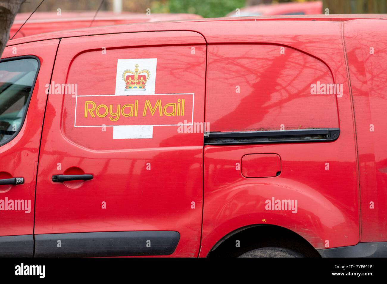 I furgoni rossi della Royal mail sono parcheggiati nel parcheggio dell'Halifax Sorting Office, West Yorkshire, Regno Unito. La Royal mail Group Limited, commercializzata come Royal mail, è una società di servizi postali e corrieri britannica. È di proprietà di International Distribution Services. Gestisce i marchi Royal mail (lettere e pacchi) e Parcelforce Worldwide (pacchi). Crediti: Immagini di mulini a vento/Alamy Live News Foto Stock