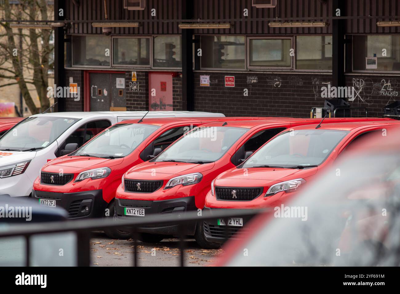 I furgoni rossi della Royal mail sono parcheggiati nel parcheggio dell'Halifax Sorting Office, West Yorkshire, Regno Unito. La Royal mail Group Limited, commercializzata come Royal mail, è una società di servizi postali e corrieri britannica. È di proprietà di International Distribution Services. Gestisce i marchi Royal mail (lettere e pacchi) e Parcelforce Worldwide (pacchi). Crediti: Immagini di mulini a vento/Alamy Live News Foto Stock
