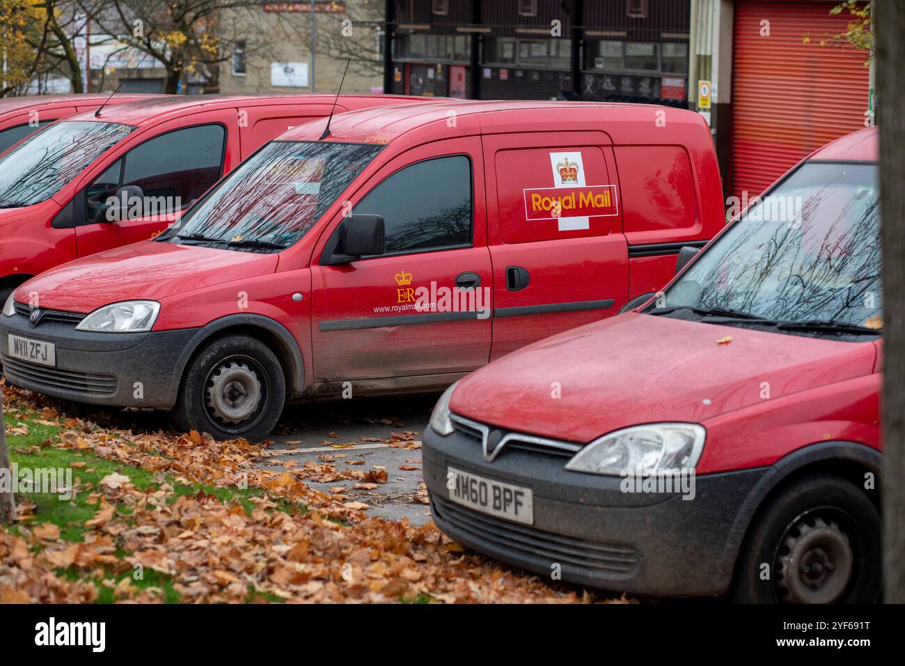I furgoni rossi della Royal mail sono parcheggiati nel parcheggio dell'Halifax Sorting Office, West Yorkshire, Regno Unito. La Royal mail Group Limited, commercializzata come Royal mail, è una società di servizi postali e corrieri britannica. È di proprietà di International Distribution Services. Gestisce i marchi Royal mail (lettere e pacchi) e Parcelforce Worldwide (pacchi). Crediti: Immagini di mulini a vento/Alamy Live News Foto Stock