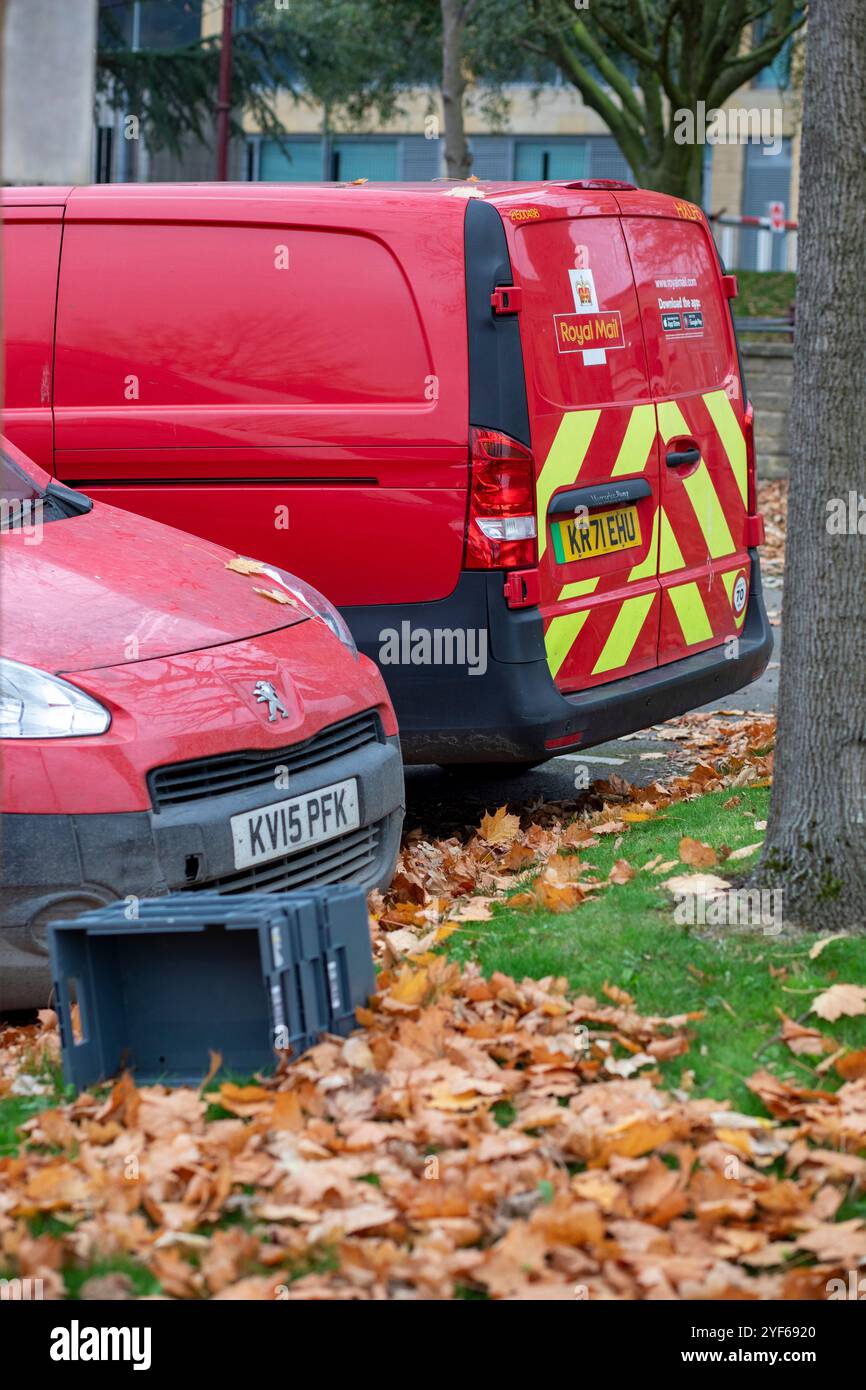 I furgoni rossi della Royal mail sono parcheggiati nel parcheggio dell'Halifax Sorting Office, West Yorkshire, Regno Unito. La Royal mail Group Limited, commercializzata come Royal mail, è una società di servizi postali e corrieri britannica. È di proprietà di International Distribution Services. Gestisce i marchi Royal mail (lettere e pacchi) e Parcelforce Worldwide (pacchi). Crediti: Immagini di mulini a vento/Alamy Live News Foto Stock