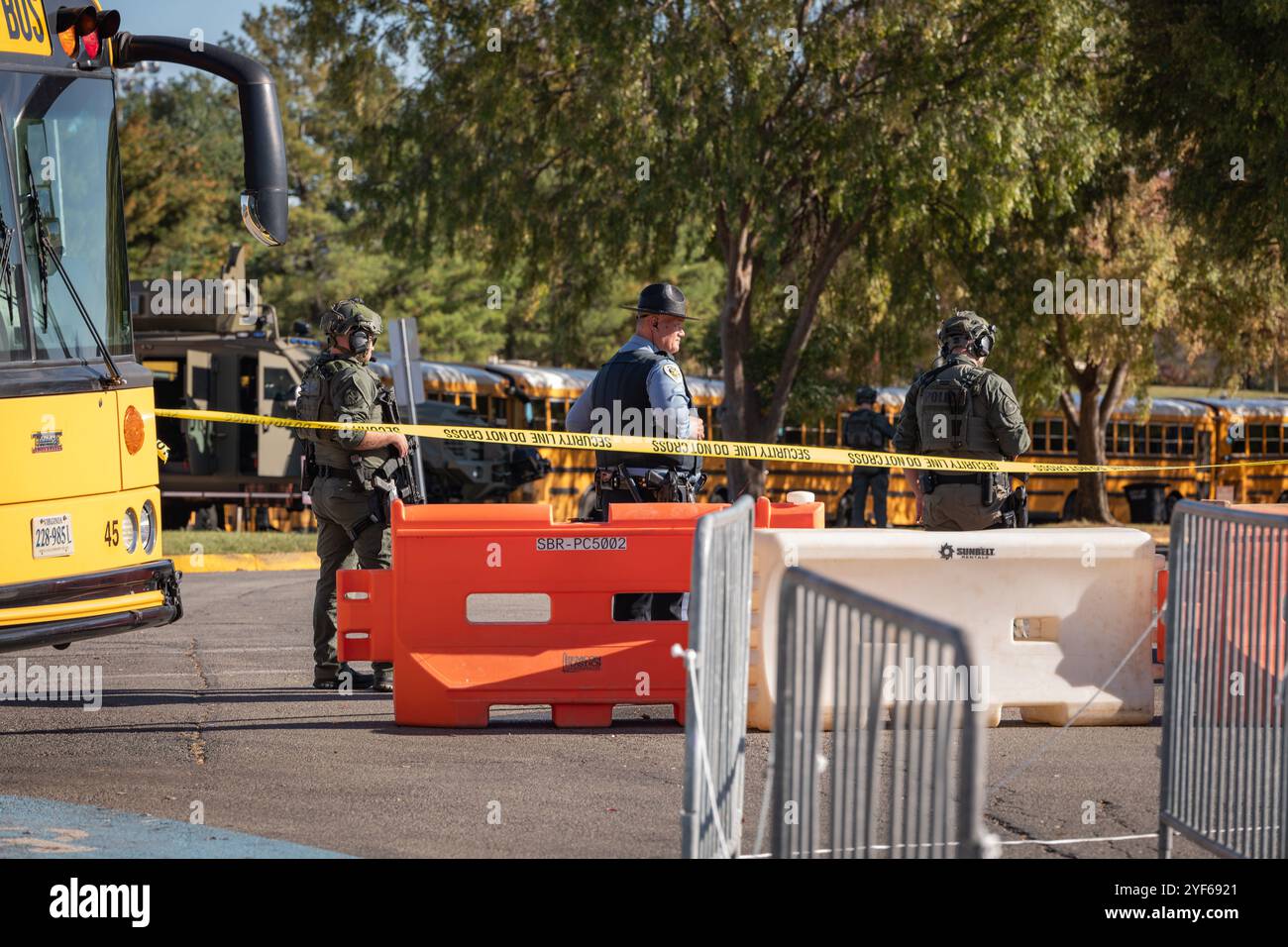 Salem, Virginia, Stati Uniti. 2 novembre 2024. I sostenitori di Donald Trump si sono riuniti a Salem, Virginia, il 2 novembre 2024, per un raduno in cui hanno applaudito e guardato i discorsi su un grande schermo fuori dalla sede. Le linee iniziarono a formarsi già alle 4 del mattino, con molte che aspettavano fino a dieci ore senza essere in grado di entrare a causa della dimensione della folla. Anche se i partecipanti hanno mostrato un sostegno entusiasta per Trump, il tono dell'evento è stato caratterizzato da indignazione e risentimento, con oratori che hanno trasmesso messaggi arrabbiati che hanno risuonato con l'umore della folla, un mix di rabbia, lamentele e malcontento. Credito: Diego Montoya Foto Stock