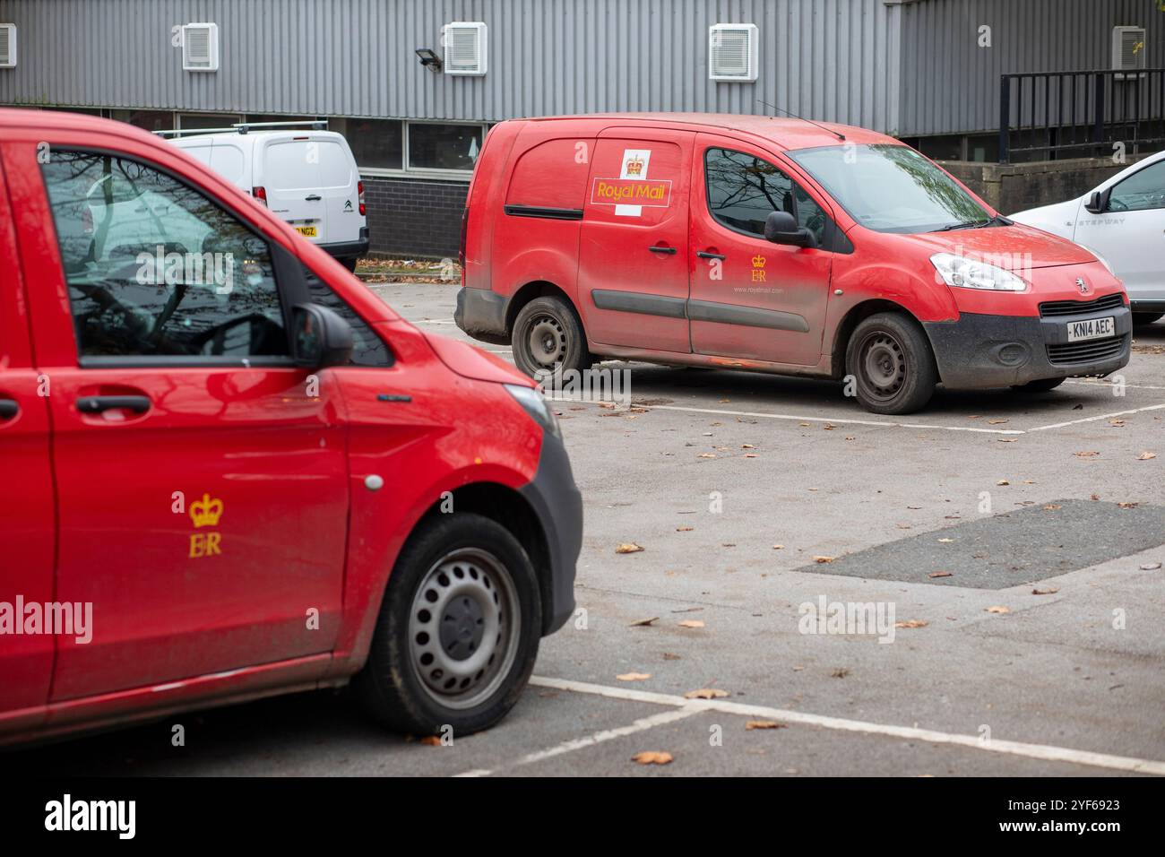 I furgoni rossi della Royal mail sono parcheggiati nel parcheggio dell'Halifax Sorting Office, West Yorkshire, Regno Unito. La Royal mail Group Limited, commercializzata come Royal mail, è una società di servizi postali e corrieri britannica. È di proprietà di International Distribution Services. Gestisce i marchi Royal mail (lettere e pacchi) e Parcelforce Worldwide (pacchi). Crediti: Immagini di mulini a vento/Alamy Live News Foto Stock