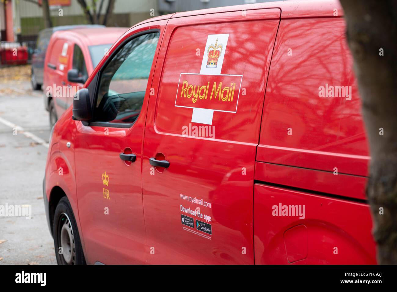 I furgoni rossi della Royal mail sono parcheggiati nel parcheggio dell'Halifax Sorting Office, West Yorkshire, Regno Unito. La Royal mail Group Limited, commercializzata come Royal mail, è una società di servizi postali e corrieri britannica. È di proprietà di International Distribution Services. Gestisce i marchi Royal mail (lettere e pacchi) e Parcelforce Worldwide (pacchi). Crediti: Immagini di mulini a vento/Alamy Live News Foto Stock