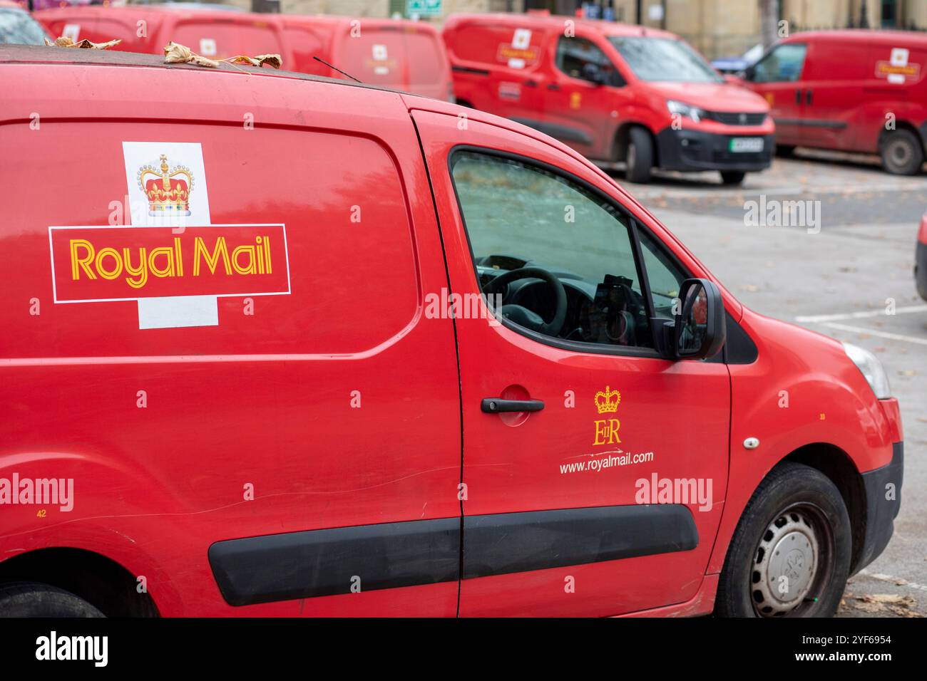 I furgoni rossi della Royal mail sono parcheggiati nel parcheggio dell'Halifax Sorting Office, West Yorkshire, Regno Unito. La Royal mail Group Limited, commercializzata come Royal mail, è una società di servizi postali e corrieri britannica. È di proprietà di International Distribution Services. Gestisce i marchi Royal mail (lettere e pacchi) e Parcelforce Worldwide (pacchi). Crediti: Immagini di mulini a vento/Alamy Live News Foto Stock