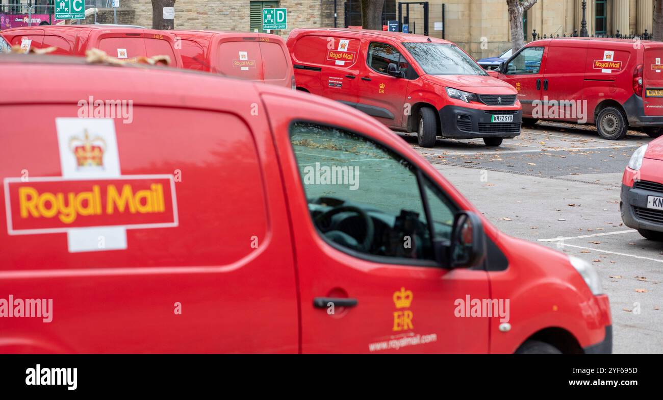 I furgoni rossi della Royal mail sono parcheggiati nel parcheggio dell'Halifax Sorting Office, West Yorkshire, Regno Unito. La Royal mail Group Limited, commercializzata come Royal mail, è una società di servizi postali e corrieri britannica. È di proprietà di International Distribution Services. Gestisce i marchi Royal mail (lettere e pacchi) e Parcelforce Worldwide (pacchi). Crediti: Immagini di mulini a vento/Alamy Live News Foto Stock