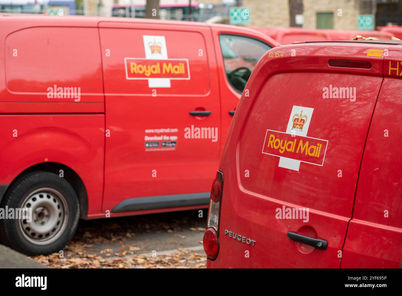 I furgoni rossi della Royal mail sono parcheggiati nel parcheggio dell'Halifax Sorting Office, West Yorkshire, Regno Unito. La Royal mail Group Limited, commercializzata come Royal mail, è una società di servizi postali e corrieri britannica. È di proprietà di International Distribution Services. Gestisce i marchi Royal mail (lettere e pacchi) e Parcelforce Worldwide (pacchi). Crediti: Immagini di mulini a vento/Alamy Live News Foto Stock