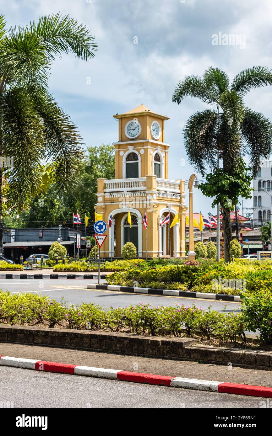 Torre dell'orologio Surin Circle. Torre dell'orologio su una rotatoria nella città vecchia di Phuket, Thailandia durante il giorno estivo. Architettura sino-portoghese. Corsa massima d Foto Stock