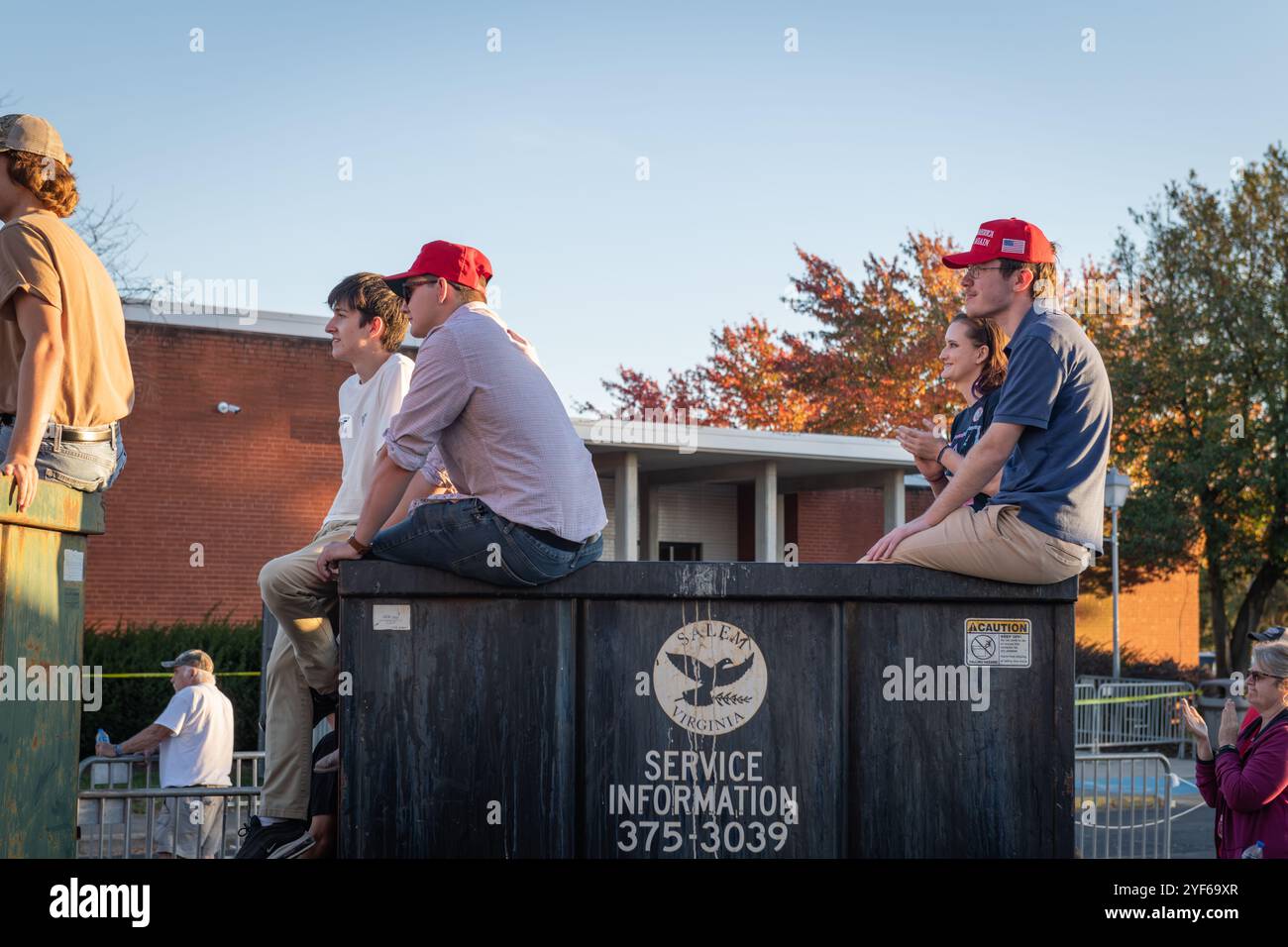 Salem, Virginia, Stati Uniti. 2 novembre 2024. I sostenitori di Donald Trump si sono riuniti a Salem, Virginia, il 2 novembre 2024, per un raduno in cui hanno applaudito e guardato i discorsi su un grande schermo fuori dalla sede. Le linee iniziarono a formarsi già alle 4 del mattino, con molte che aspettavano fino a dieci ore senza essere in grado di entrare a causa della dimensione della folla. Anche se i partecipanti hanno mostrato un sostegno entusiasta per Trump, il tono dell'evento è stato caratterizzato da indignazione e risentimento, con oratori che hanno trasmesso messaggi arrabbiati che hanno risuonato con l'umore della folla, un mix di rabbia, lamentele e malcontento. Credito: Diego Montoya Foto Stock