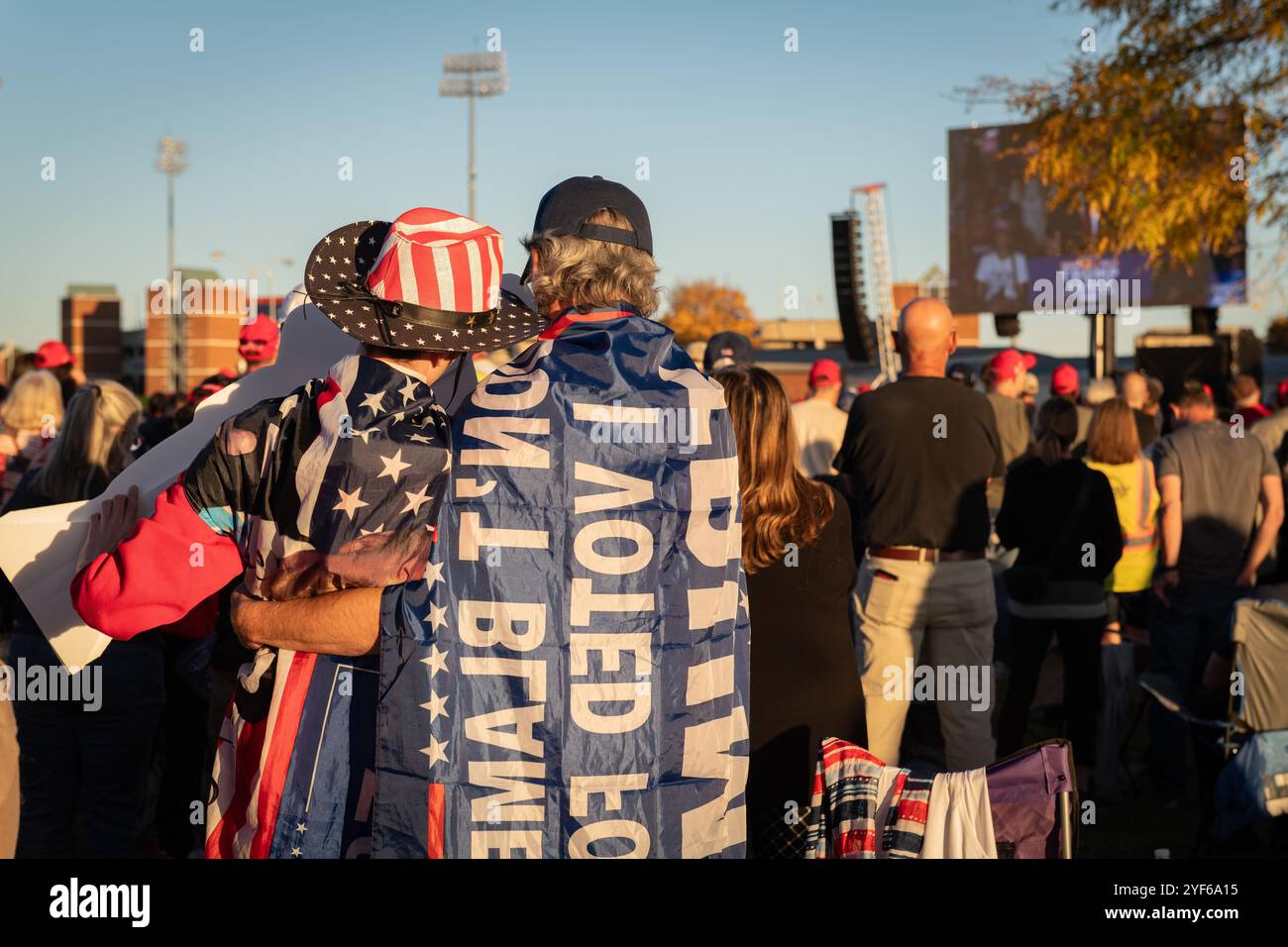 Salem, Virginia, Stati Uniti. 2 novembre 2024. I sostenitori di Donald Trump si sono riuniti a Salem, Virginia, il 2 novembre 2024, per un raduno in cui hanno applaudito e guardato i discorsi su un grande schermo fuori dalla sede. Le linee iniziarono a formarsi già alle 4 del mattino, con molte che aspettavano fino a dieci ore senza essere in grado di entrare a causa della dimensione della folla. Anche se i partecipanti hanno mostrato un sostegno entusiasta per Trump, il tono dell'evento è stato caratterizzato da indignazione e risentimento, con oratori che hanno trasmesso messaggi arrabbiati che hanno risuonato con l'umore della folla, un mix di rabbia, lamentele e malcontento. Credito: Diego Montoya Foto Stock
