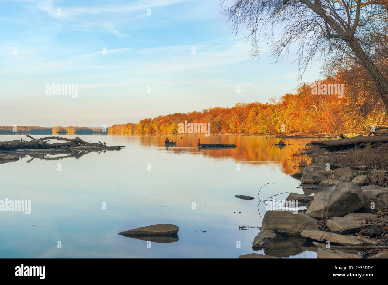 Fiume Potomac all'alba autunnale. Chiusa 23 (Violettes Lock) di Chesapeake e Ohio Canal National Historical Park. Maryland. STATI UNITI Foto Stock
