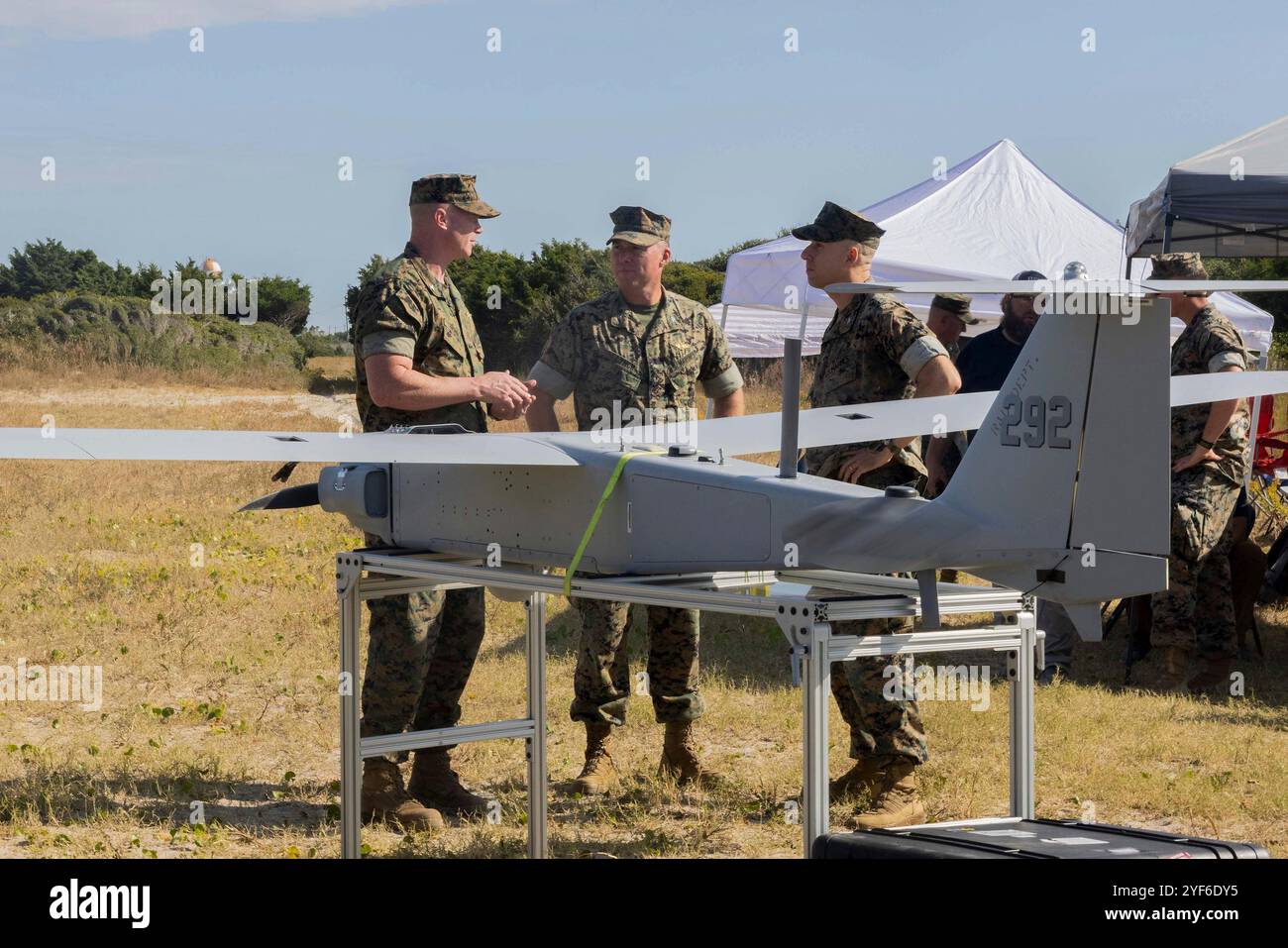 Jacksonville, Stati Uniti d'America. 23 ottobre 2024. U. Il colonnello Thomas Trimble, comandante della 22nd Marine Expeditionary Unit, discute le caratteristiche di un sistema aereo senza equipaggio di gruppo 3 con i leader della Marine Expeditionary Force in una dimostrazione di volo presso la base dei Marine Camp Lejeune, 23 ottobre 2024 a Jacksonville, Carolina del Nord. Credito: LCpl. Christian Alston/US Marine Corps Photo/Alamy Live News Foto Stock