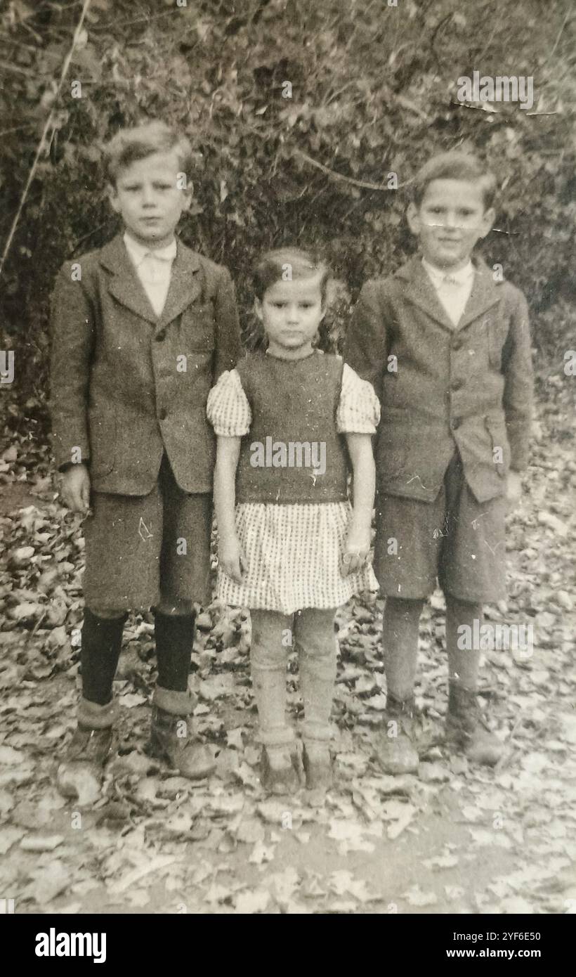 Novi Sad, Serbia, Jugoslavia - 1946: Ritratto all'aperto di tre fratelli, due fratelli e una sorella Foto Stock