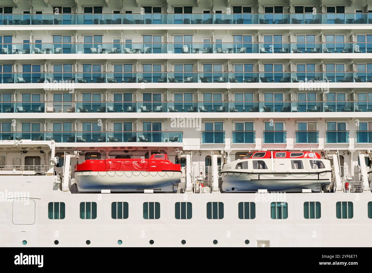 Miami, Florida, Stati Uniti - 1 dicembre 2023: Scialuppe di salvataggio e cabine con balcone sul lato della nave da crociera Oceania Vista attraccata nel porto di Miami Foto Stock