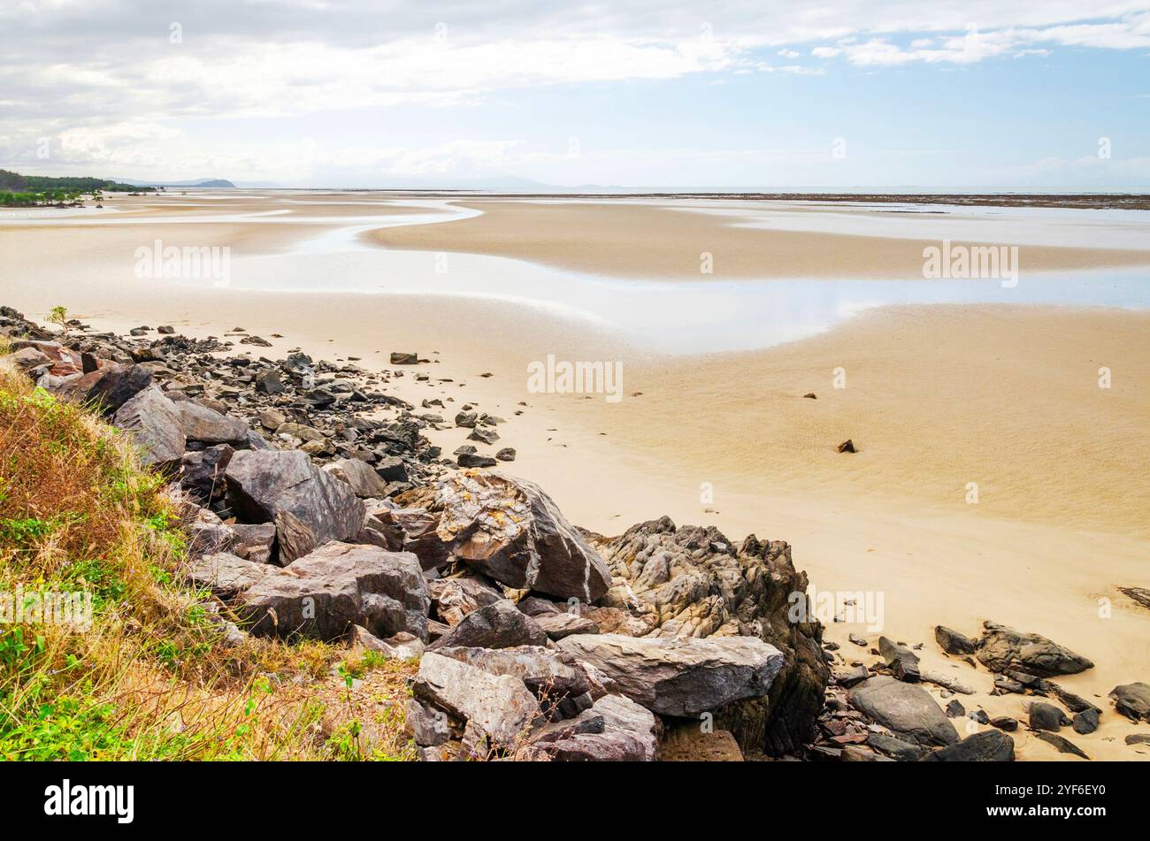 Splendida vista da Yule Point sulla costa sabbiosa di Coral SEE nel Queensland, Australia. Si trova 10 km a sud di Port Douglas. Foto Stock