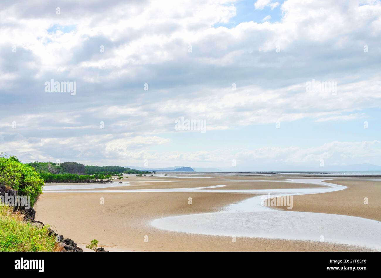 Splendida vista da Yule Point sulla costa sabbiosa di Coral SEE nel Queensland, Australia. Si trova 10 km a sud di Port Douglas. Foto Stock