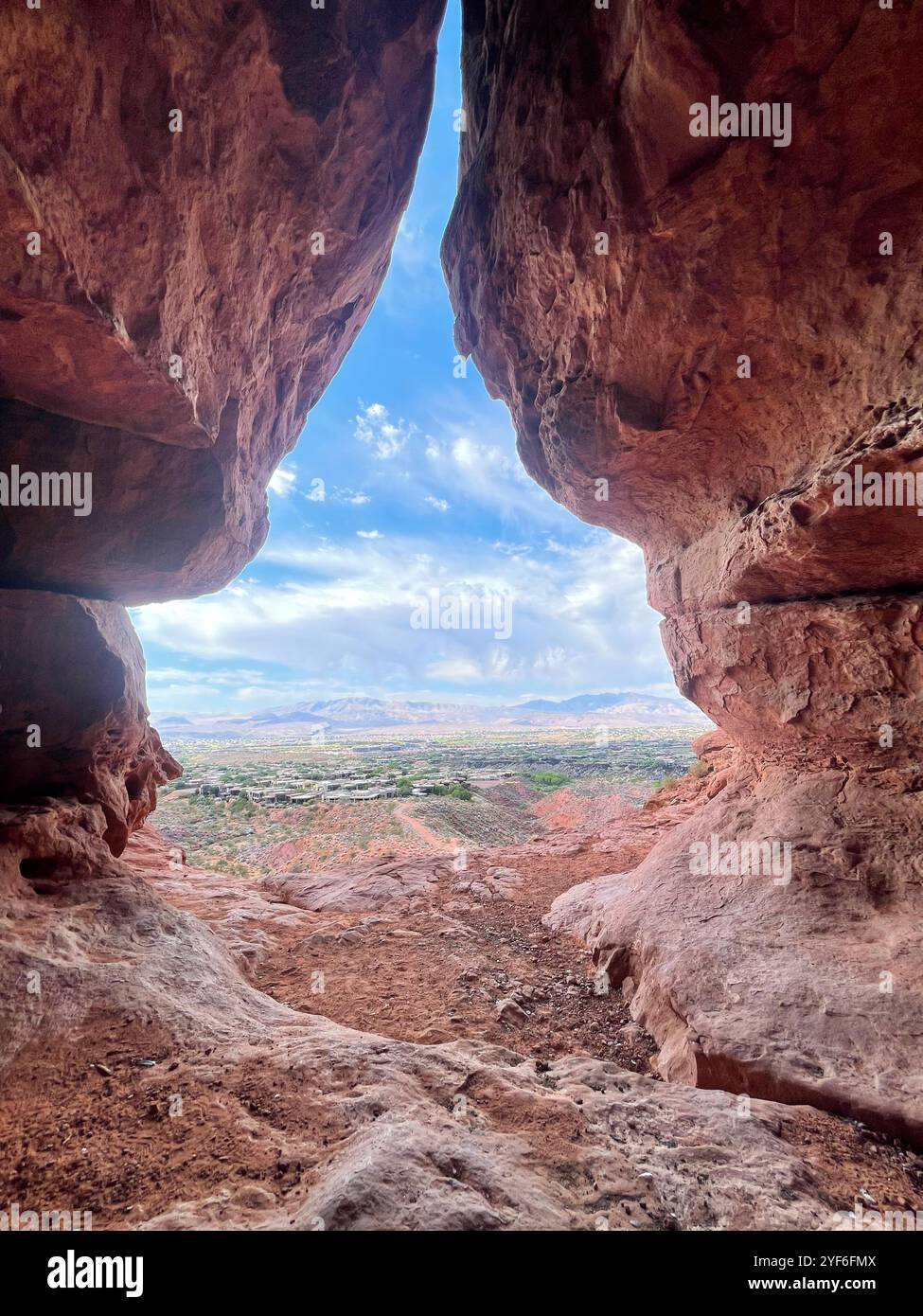 Alla ricerca dei panorami un'escursione alla volta, l'avventura è là fuori! - Immagine stock catturata con smartphone