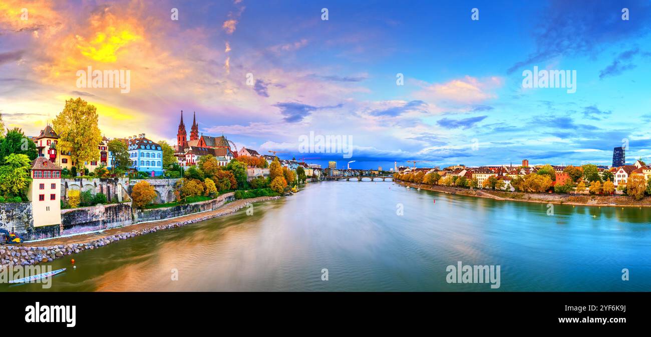 Basilea, Svizzera sul Reno al tramonto in autunno. Foto Stock