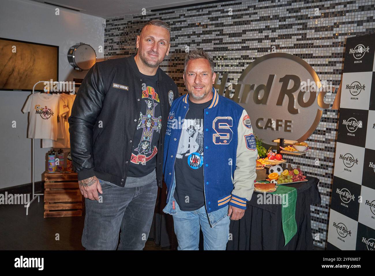 Kevin Kuske und Lars Pape - Hard Rock Cafe praesentiert das Captain messi - Kindermenue, in Zusammenarbeit mit Lionel messi im Hard Rock Cafe Berlino, 03.11.2024. Hard Rock Cafe Berlin Captain messi - Kindermenue *** Kevin Kuske e Lars Pape Hard Rock Cafe presenta il Captain messi Kids Menu, in collaborazione con Lionel messi all'Hard Rock Cafe Berlin il 03 11 2024 Hard Rock Cafe Berlin Captain messi Kids Menu Foto Stock