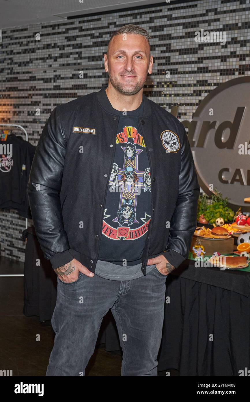 Kevin Kuske - Hard Rock Cafe praesentiert das Captain messi - Kindermenue, in Zusammenarbeit mit Lionel messi im Hard Rock Cafe Berlino am 03.11.2024. Hard Rock Cafe Berlin Captain messi - Kindermenue *** Kevin Kuske Hard Rock Cafe presenta il menu per bambini Captain messi, in collaborazione con Lionel messi all'Hard Rock Cafe Berlin il 03 11 2024 Hard Rock Cafe Berlin Captain messi Kids Menu Foto Stock