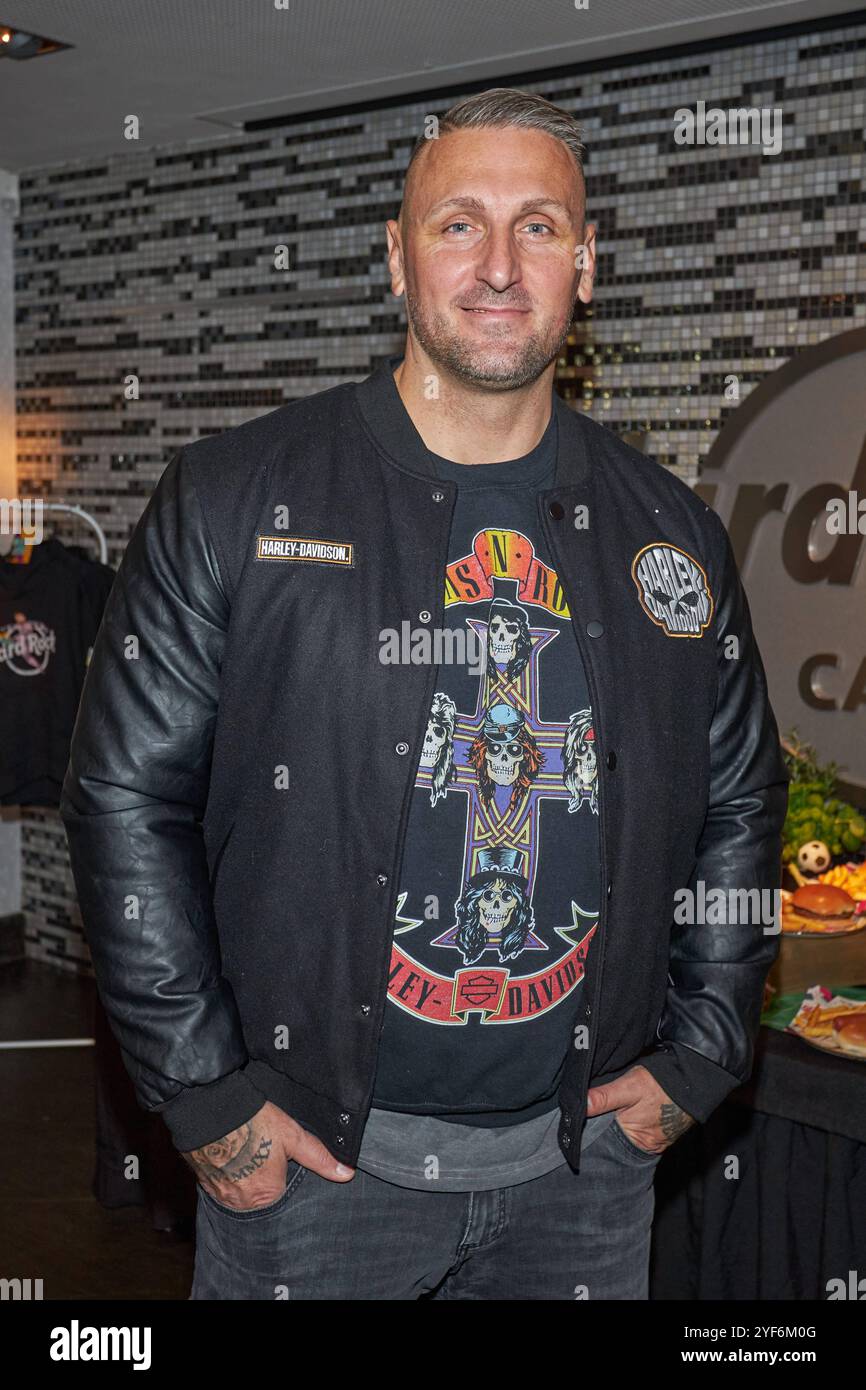 Kevin Kuske - Hard Rock Cafe praesentiert das Captain messi - Kindermenue, in Zusammenarbeit mit Lionel messi im Hard Rock Cafe Berlino am 03.11.2024. Hard Rock Cafe Berlin Captain messi - Kindermenue *** Kevin Kuske Hard Rock Cafe presenta il menu per bambini Captain messi, in collaborazione con Lionel messi all'Hard Rock Cafe Berlin il 03 11 2024 Hard Rock Cafe Berlin Captain messi Kids Menu Foto Stock