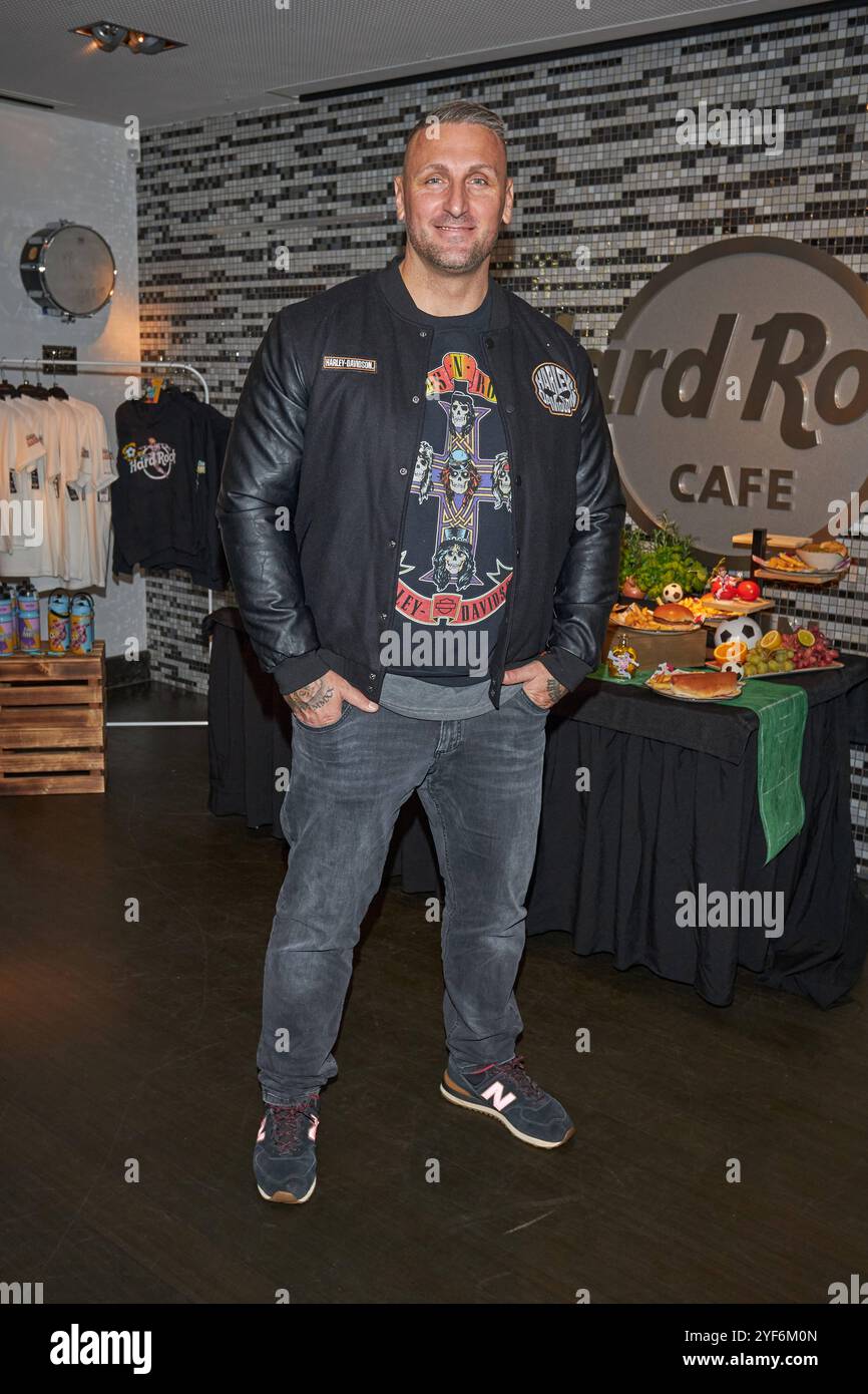 Kevin Kuske - Hard Rock Cafe praesentiert das Captain messi - Kindermenue, in Zusammenarbeit mit Lionel messi im Hard Rock Cafe Berlino am 03.11.2024. Hard Rock Cafe Berlin Captain messi - Kindermenue *** Kevin Kuske Hard Rock Cafe presenta il menu per bambini Captain messi, in collaborazione con Lionel messi all'Hard Rock Cafe Berlin il 03 11 2024 Hard Rock Cafe Berlin Captain messi Kids Menu Foto Stock